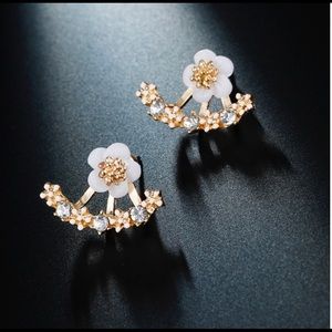 NEW Trendy Daisy Flower Stud Earring with Encrusted Rhinestones in GOLD